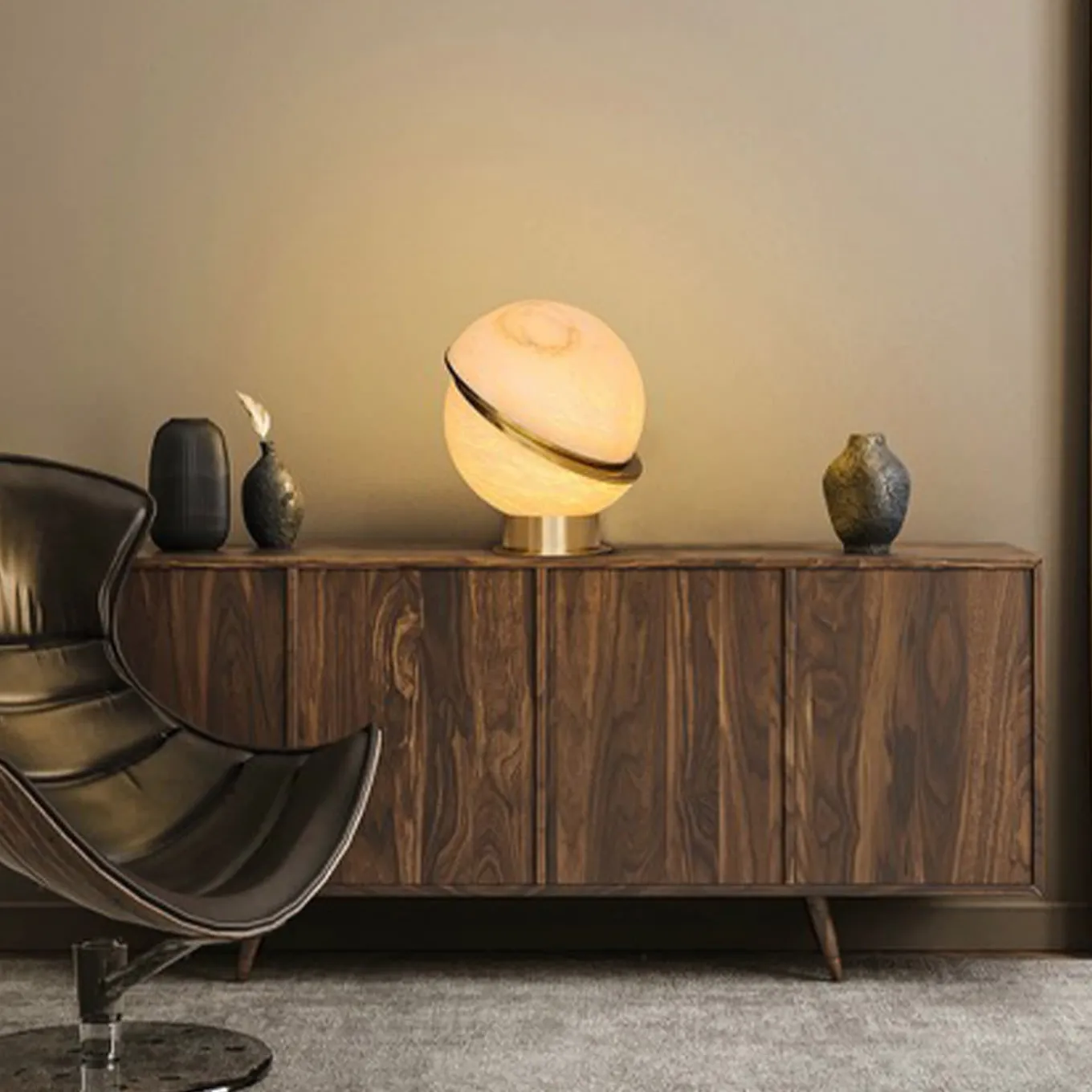 Lampada da tavolo "Offset Globe" in ottone satinato