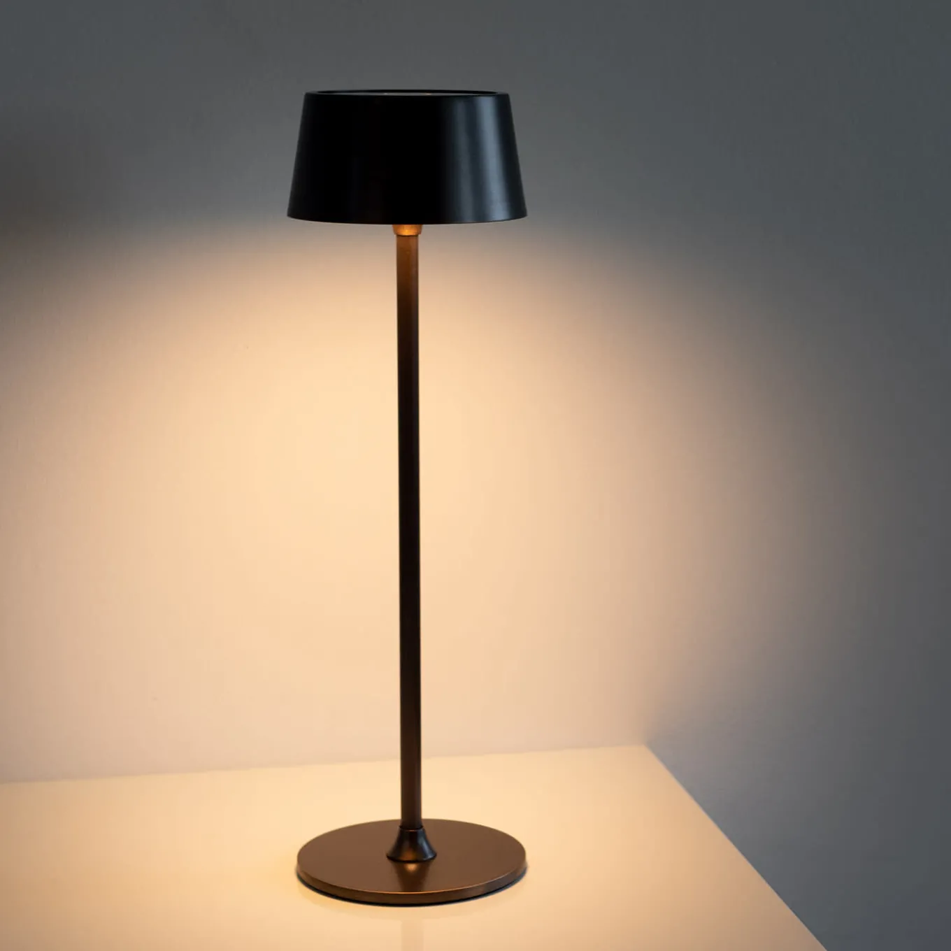 Lampada da Tavolo Ricaricabile Mina in Metallo con Finitura Marrone Bronzato