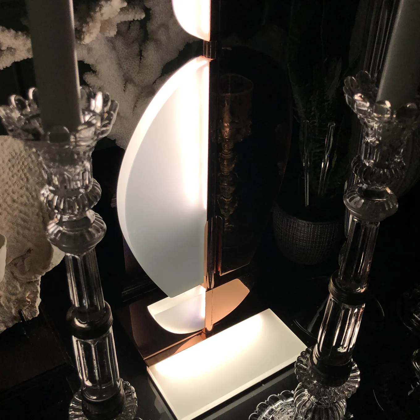 Lampada da tavolo scultorea Umanoide in ottone rosa e vetro opalino bianco