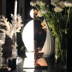 Lampada da tavolo scultorea Umanoide in ottone rosa e vetro opalino bianco