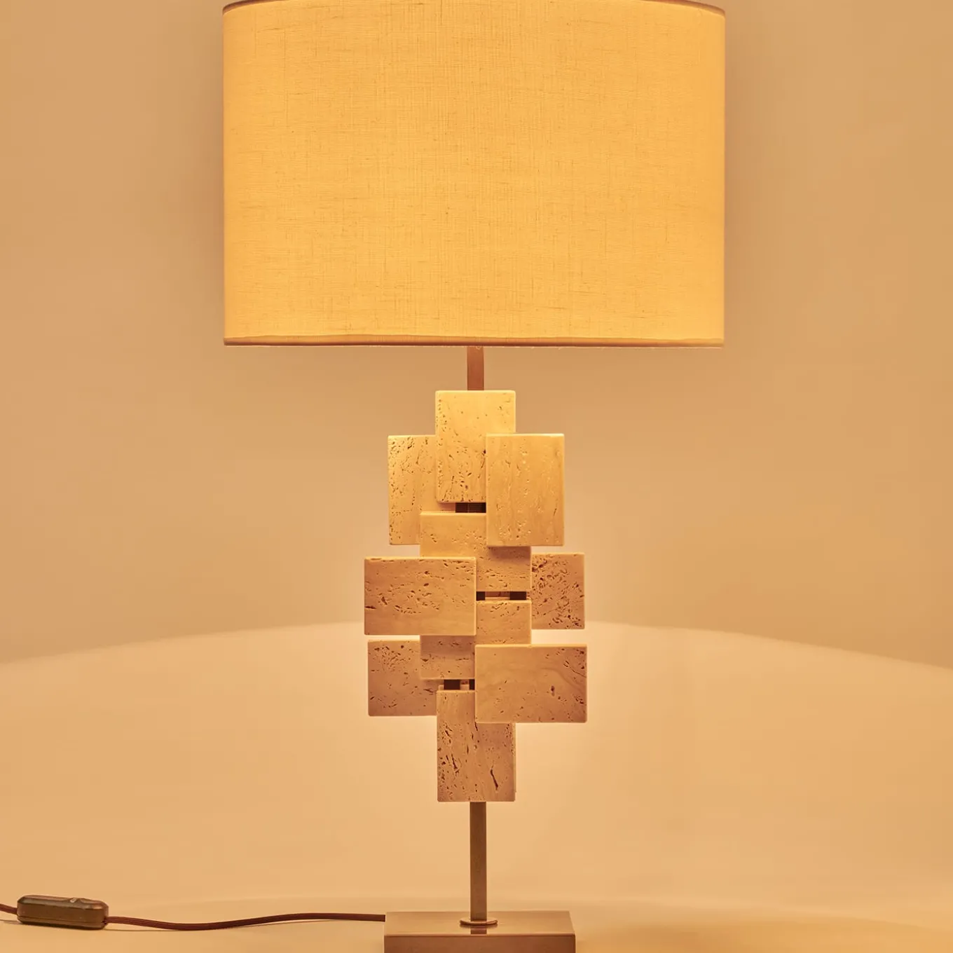 Lampada da tavolo "Tiles" in travertino e bronzo