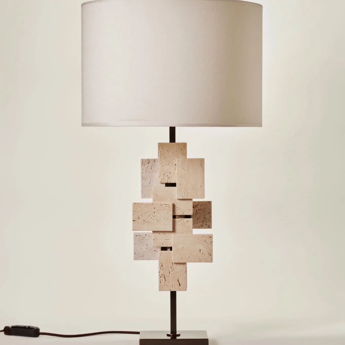 Lampada da tavolo "Tiles" in travertino e bronzo