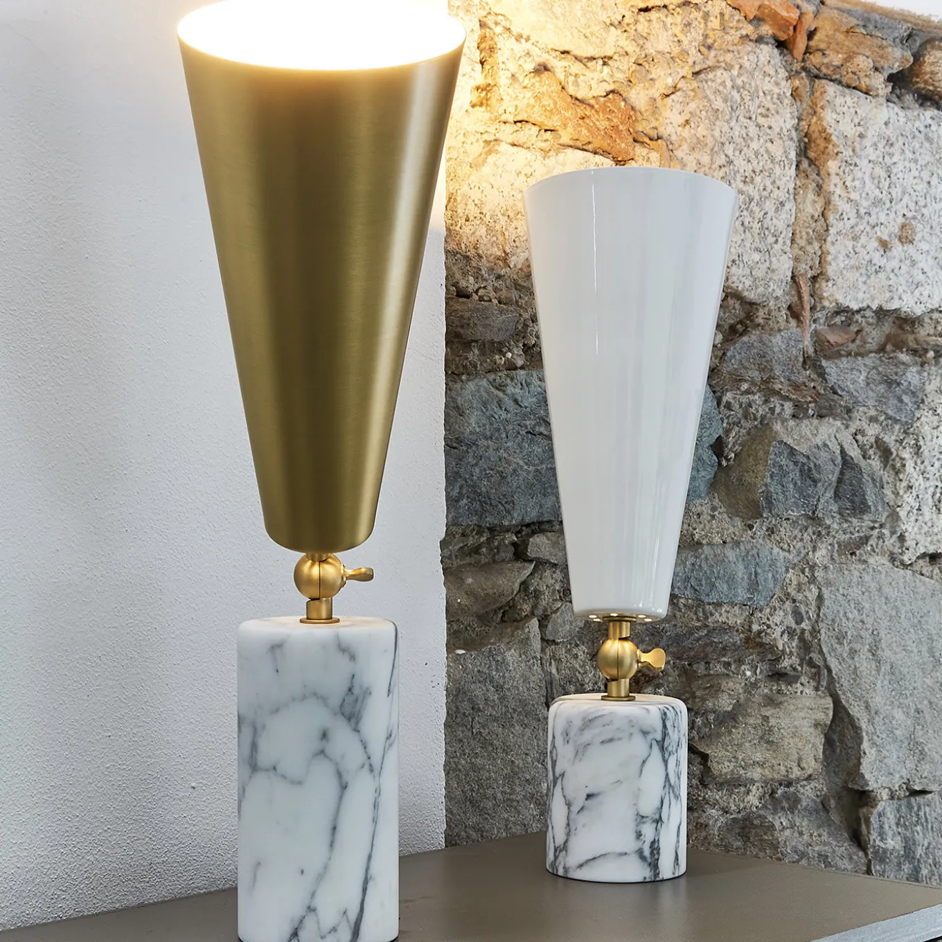 Lampada da tavolo Vox Alta di Lorenza Bozzoli in marmo di Carrara