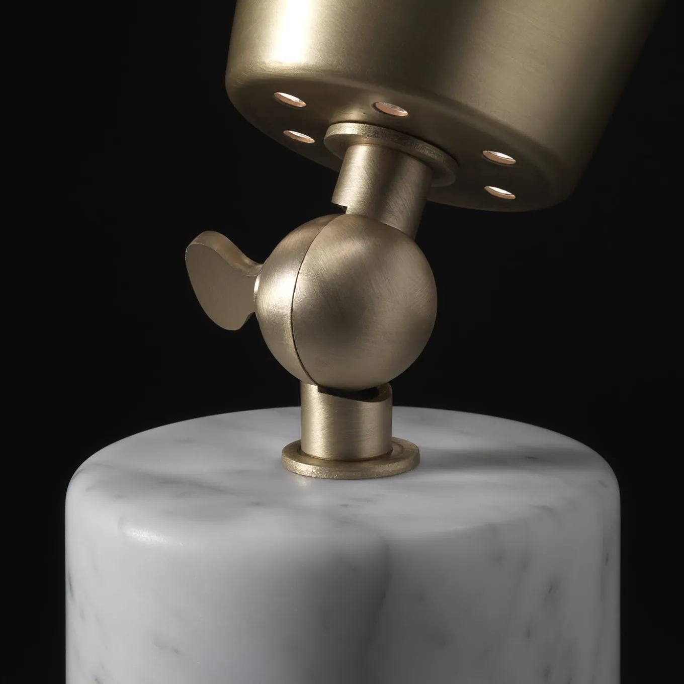 Lampada da tavolo Vox Alta di Lorenza Bozzoli in marmo di Carrara