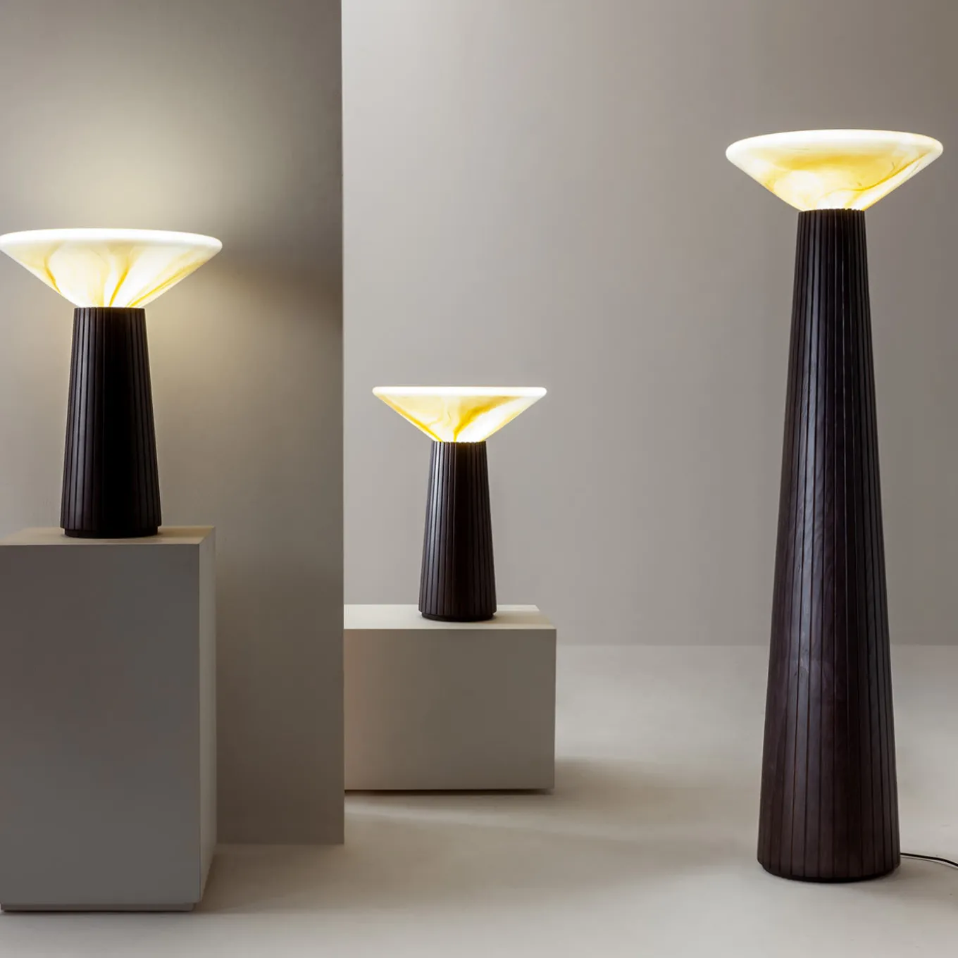 Lampada da Terra Cono in Legno Nero e Vetro di Murano