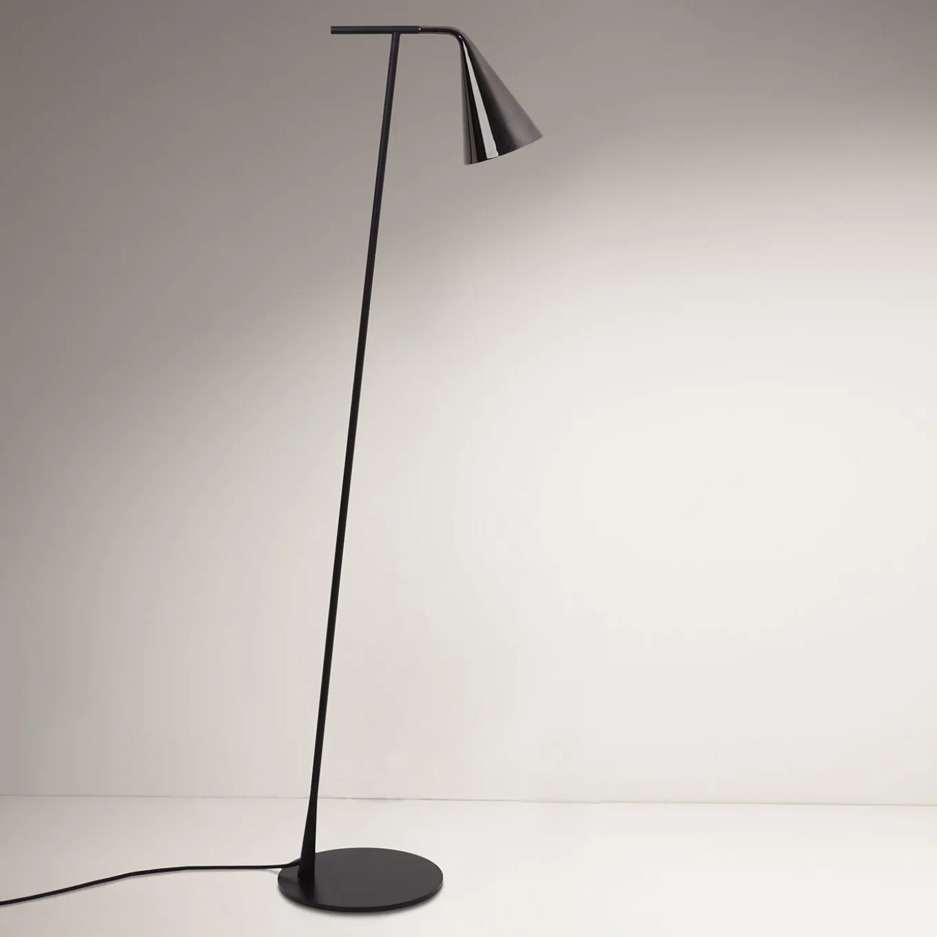 Lampada da terra Gordon Black di Corrado Dotti