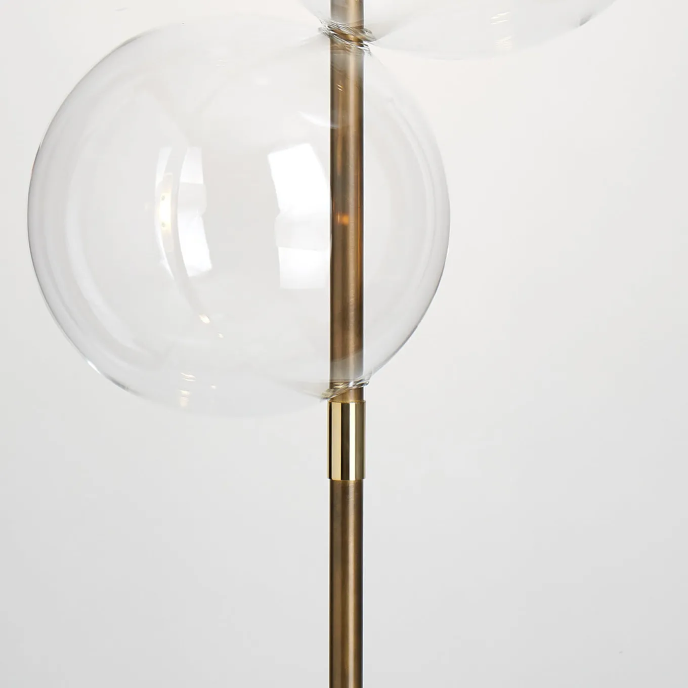 Lampada da terra Grandine a tre luci in ottone spazzolato invecchiato