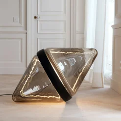 Lampada da terra Hollow Smoky Brown con anello nero di Dan Yeffet