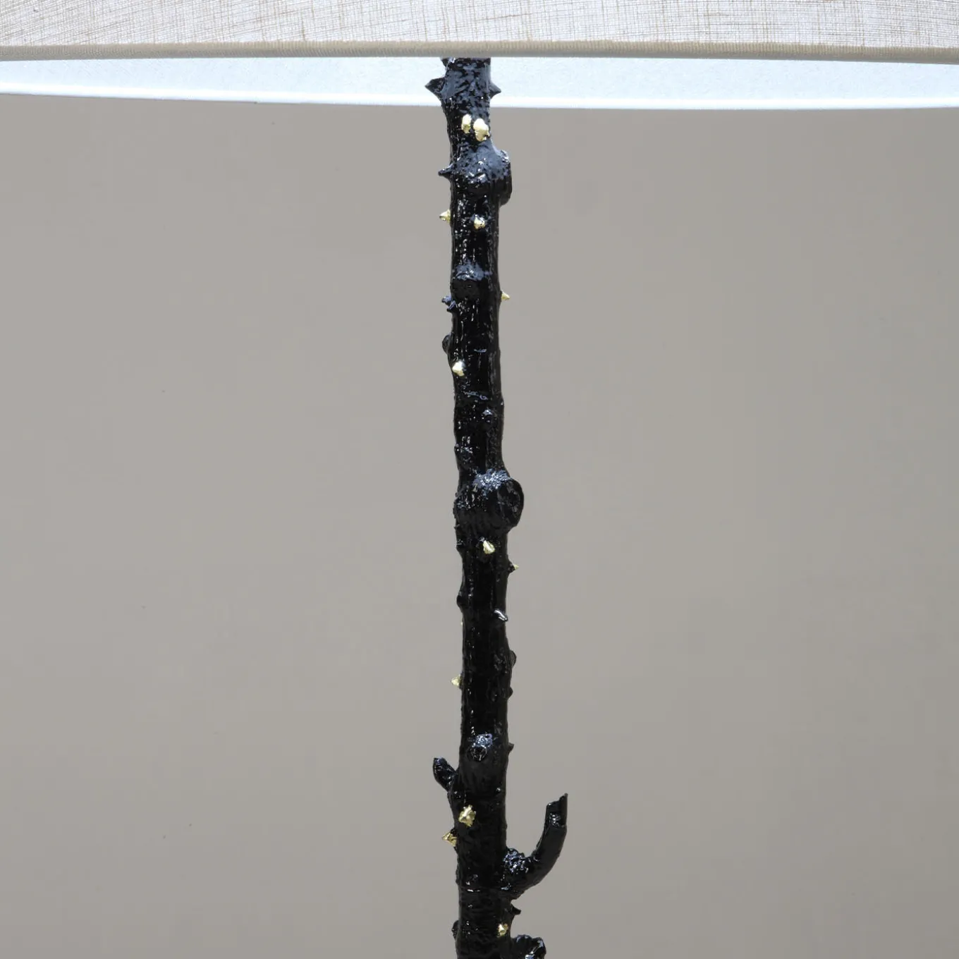 Lampada da terra Rosa Rosae in bronzo di Carlo Rampazzi