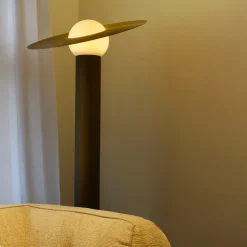 Lampada da terra Saturno in resina bronzo spazzolata