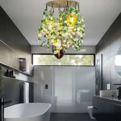 Lampadario rotondo a cascata Flower Power in cristallo bianco uovo