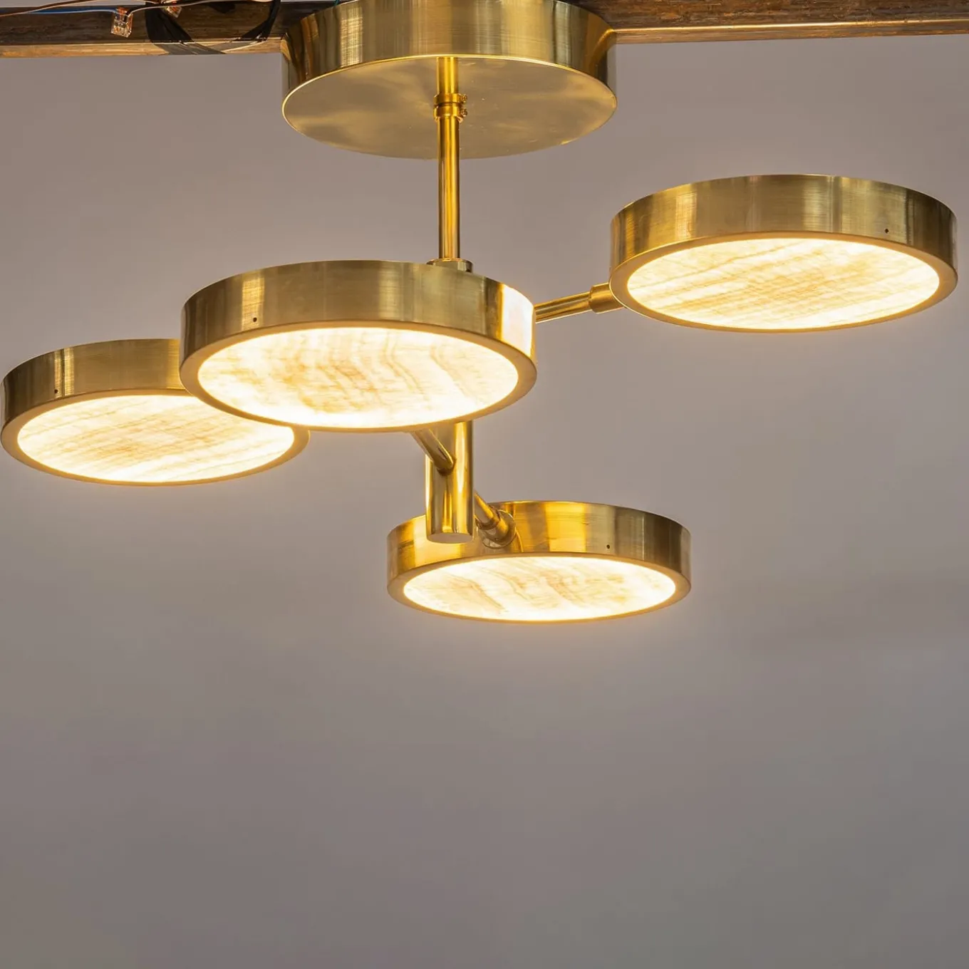 Lampadario Sistema Solare a 4 luci in Onice Tonalità Avorio e Ottone