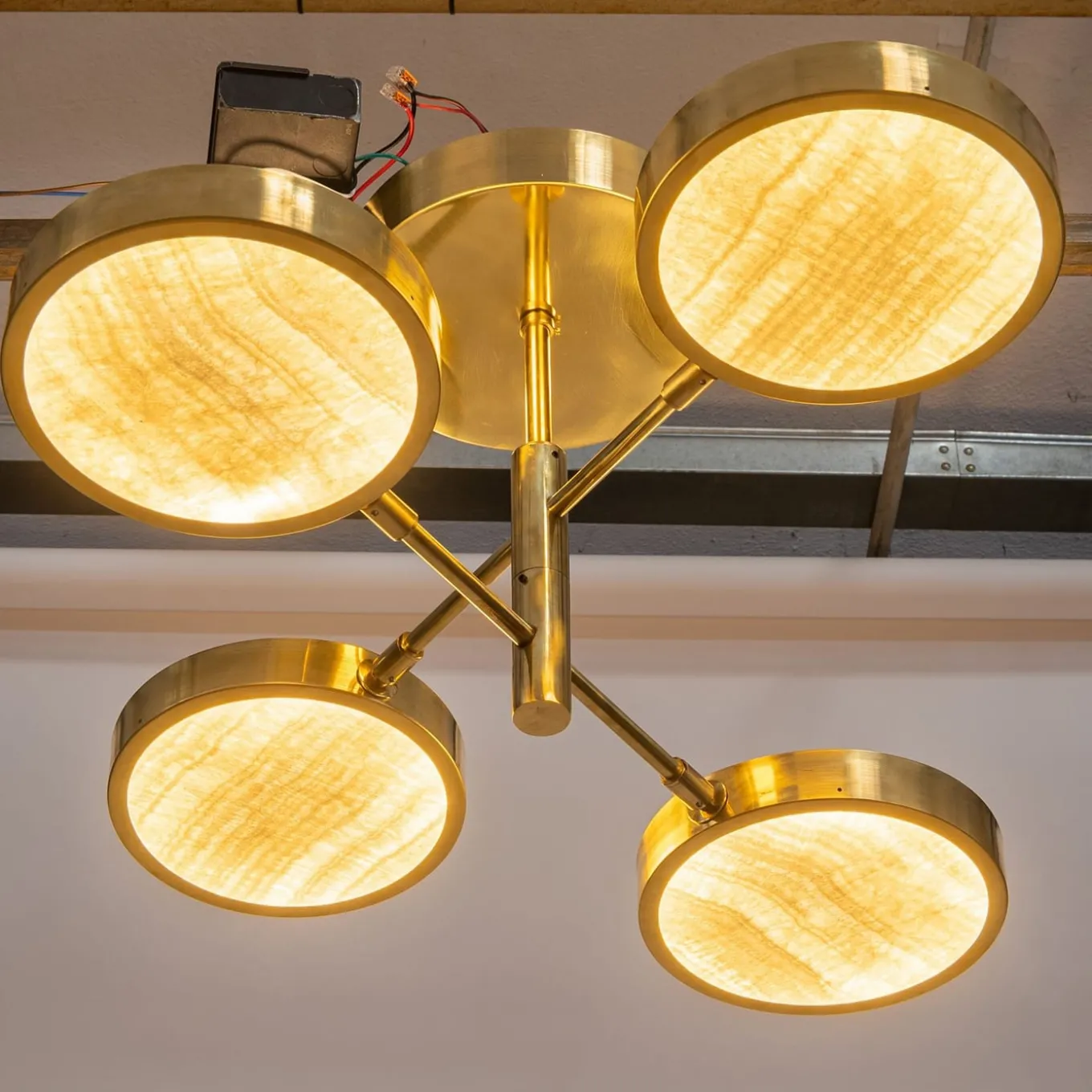 Lampadario Sistema Solare a 4 luci in Onice Tonalità Avorio e Ottone