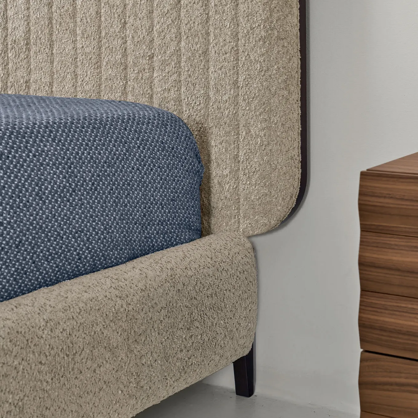 Letto Alba in Bouclé Ostrica con Dettagli in Noce Havana