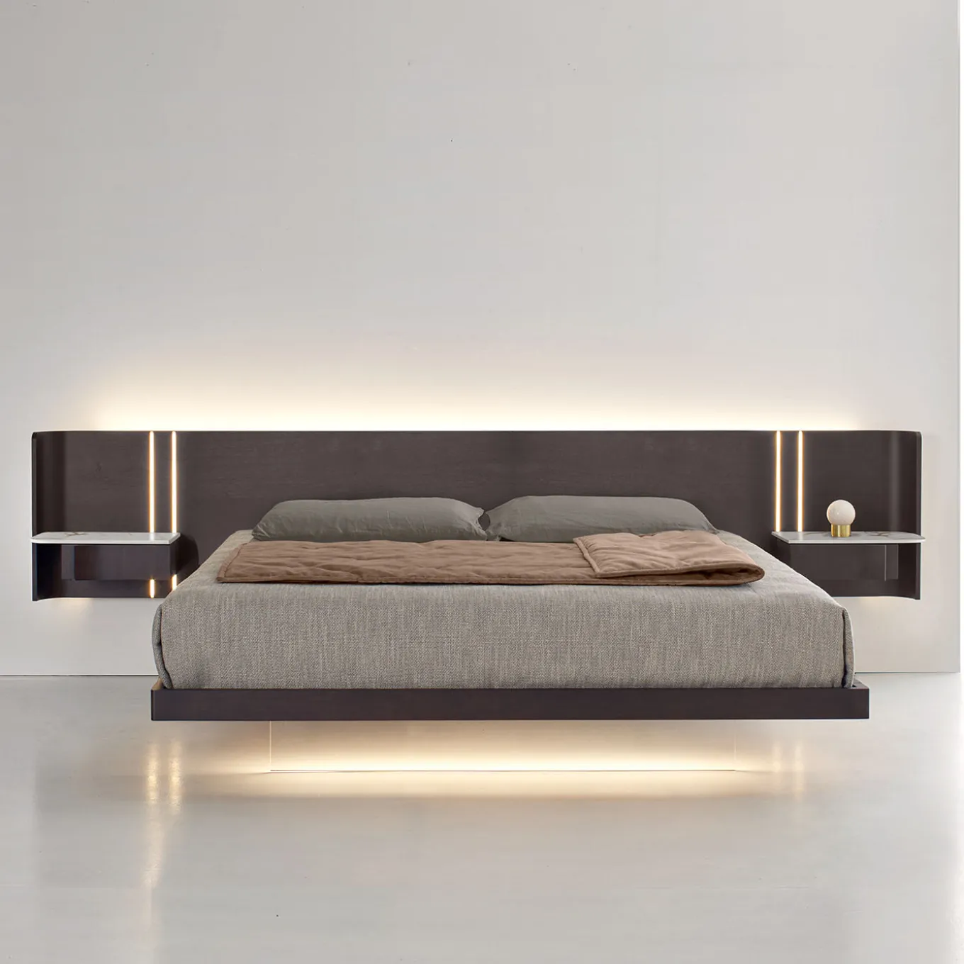 Letto Book in Noce con Dettagli in Ceramica Calacatta e Vetro