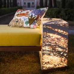 Letto da giorno squadrato retroilluminato Eternal in marmo travertino di Bebo & Angel