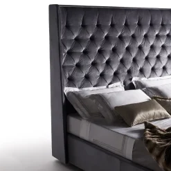 Letto Guidon in velluto viola trapuntato