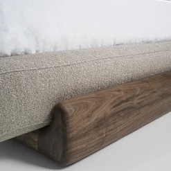 Letto Sospiro in noce massello e tessuto bouclé tortora