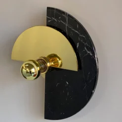 Levante, lampada da parete rotonda in ottone lucido e marmo