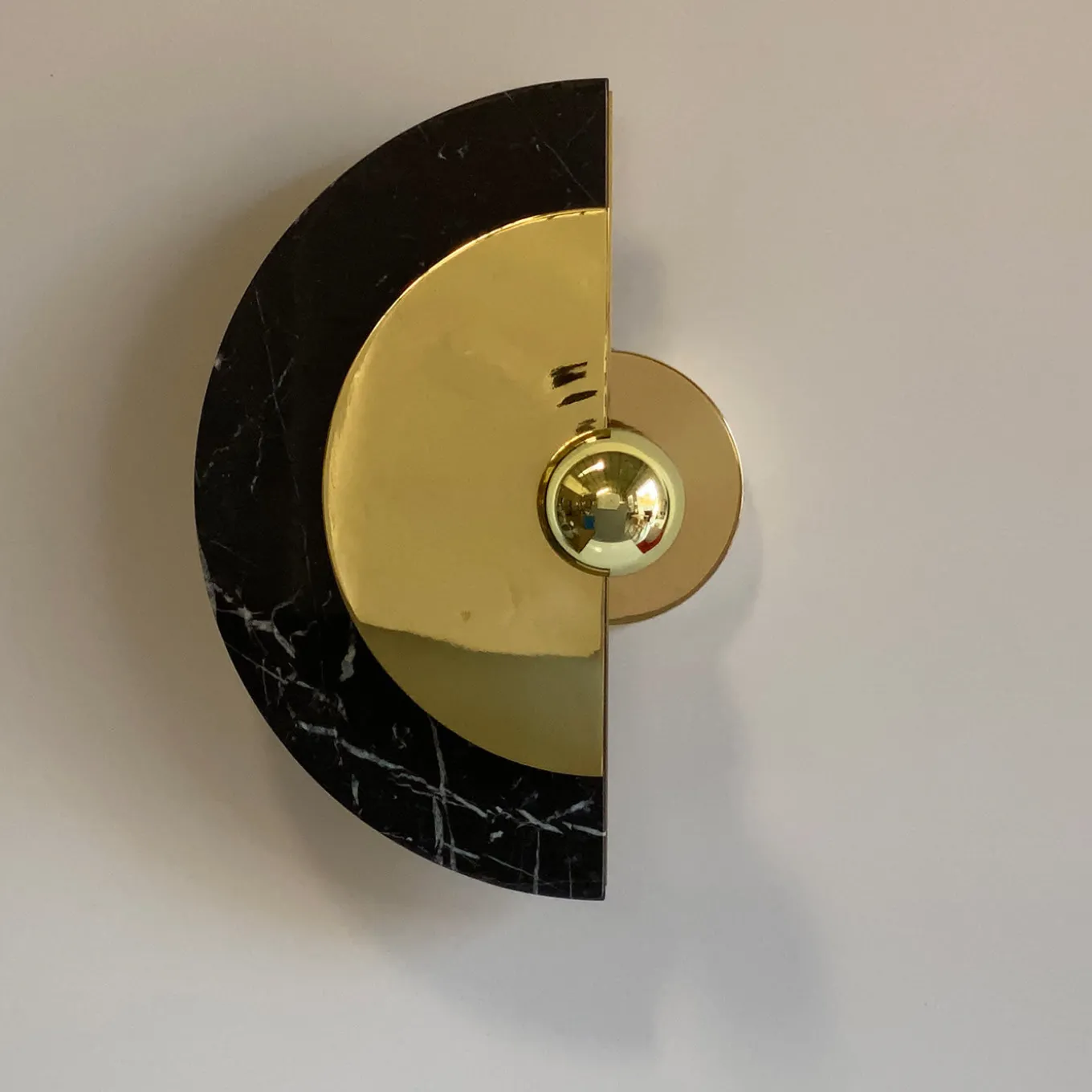 Levante, lampada da parete rotonda in ottone lucido e marmo