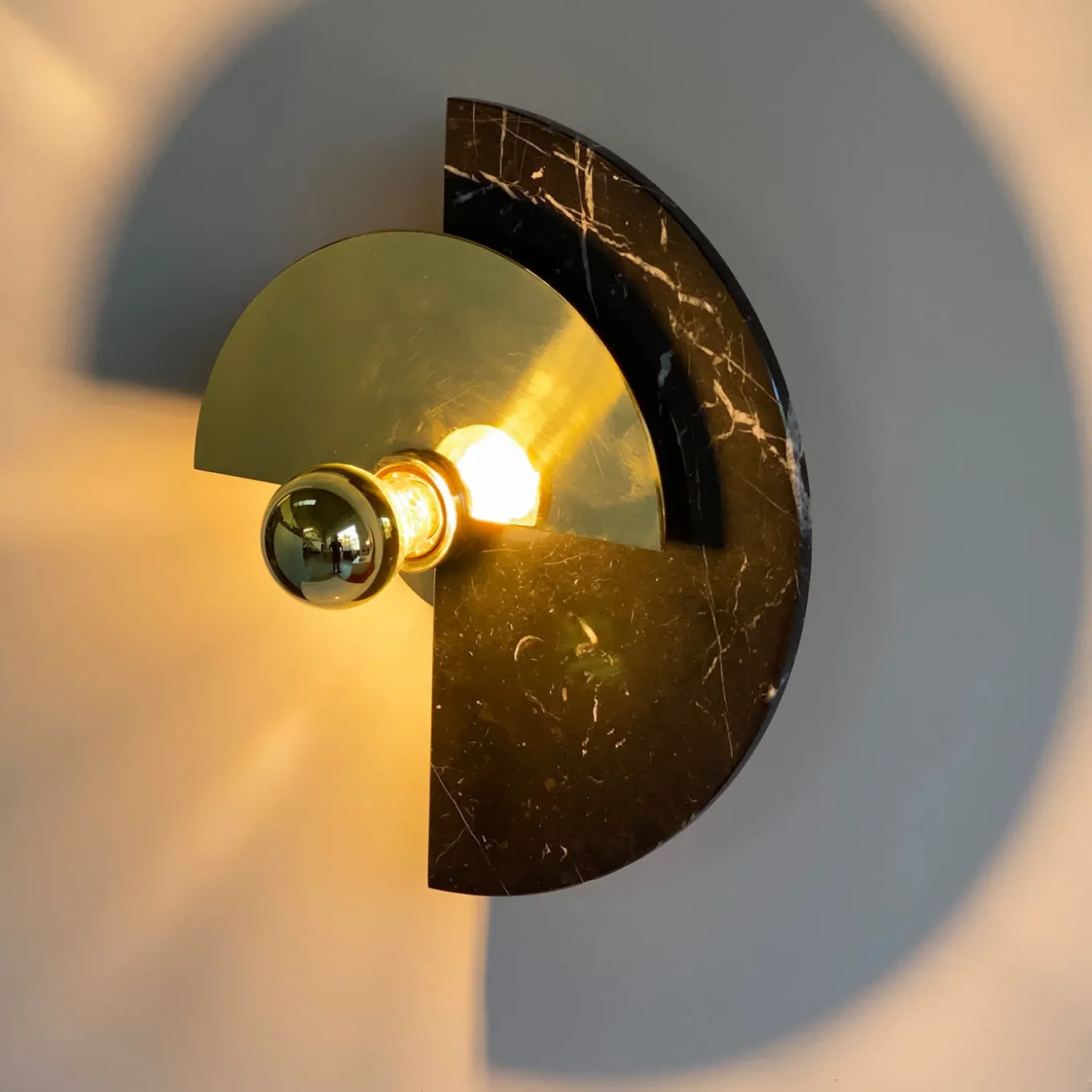 Levante, lampada da parete rotonda in ottone lucido e marmo