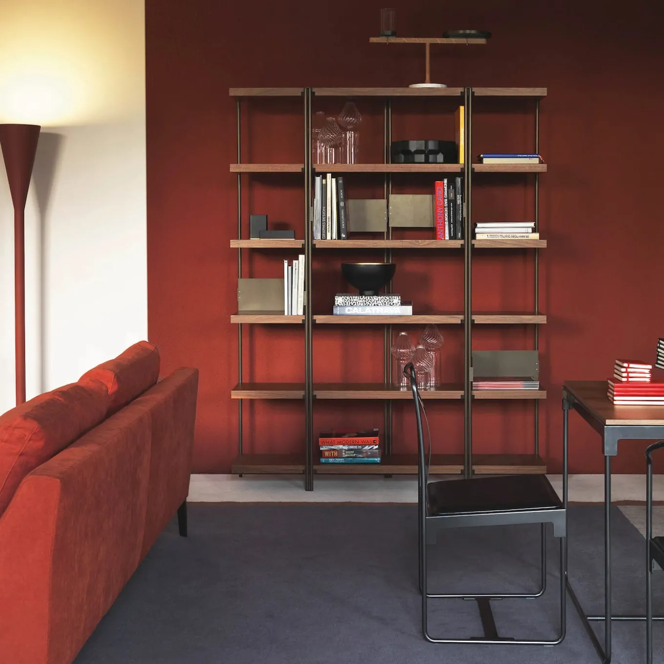 Libreria a 5 ripiani Zigzag in noce e bronzo di Konstantin Grcic