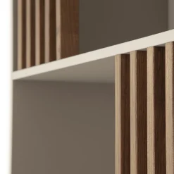 Libreria Mondrian Beige Pechino con dettagli in legno massello tinto noce
