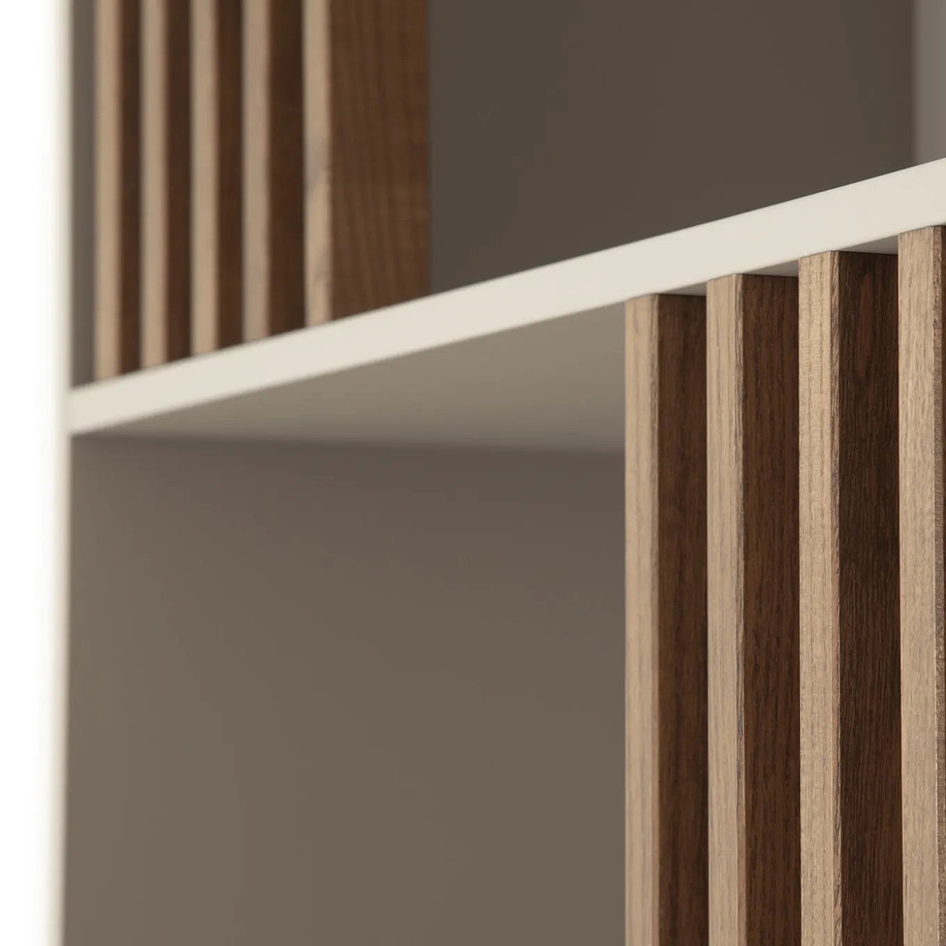 Libreria Mondrian Beige Pechino con dettagli in legno massello tinto noce