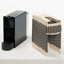 Macchina da caffè Essenza Brown in pelle e rattan con coperchio