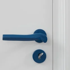 Maniglia blu lucida Prisma di Nicole Valenti