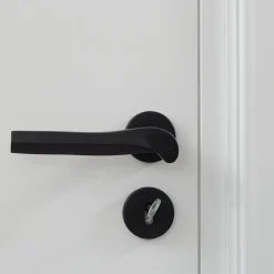 Maniglia per porta Prisma Matte Black di Nicole Valenti