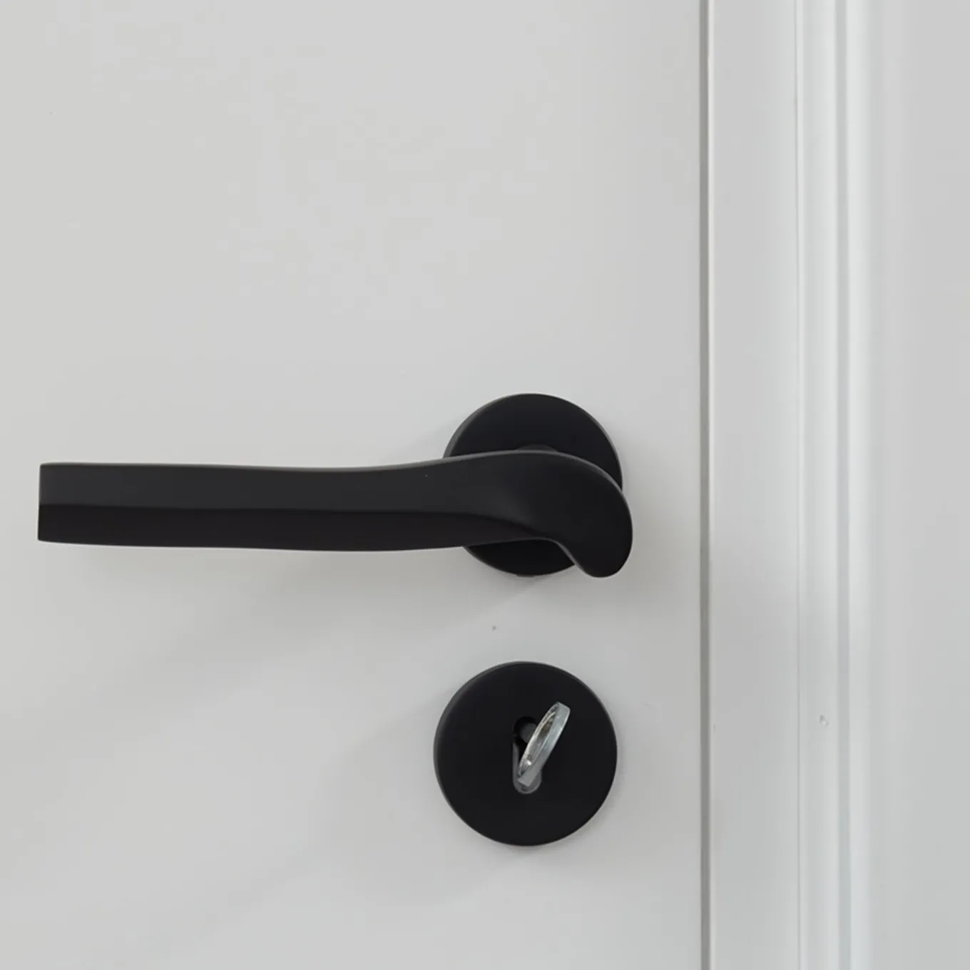 Maniglia per porta Prisma Matte Black di Nicole Valenti
