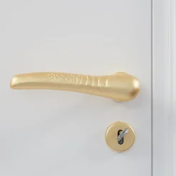 Maniglia Scaglie Gold di Nicole Valenti