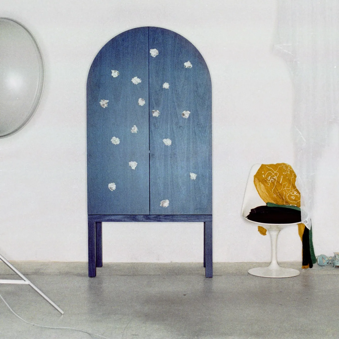 Mobile contenitore Blossom Blue con doppie ante e inserti in ceramica