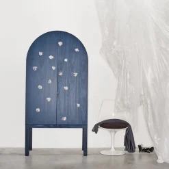 Mobile contenitore Blossom Blue con doppie ante e inserti in ceramica