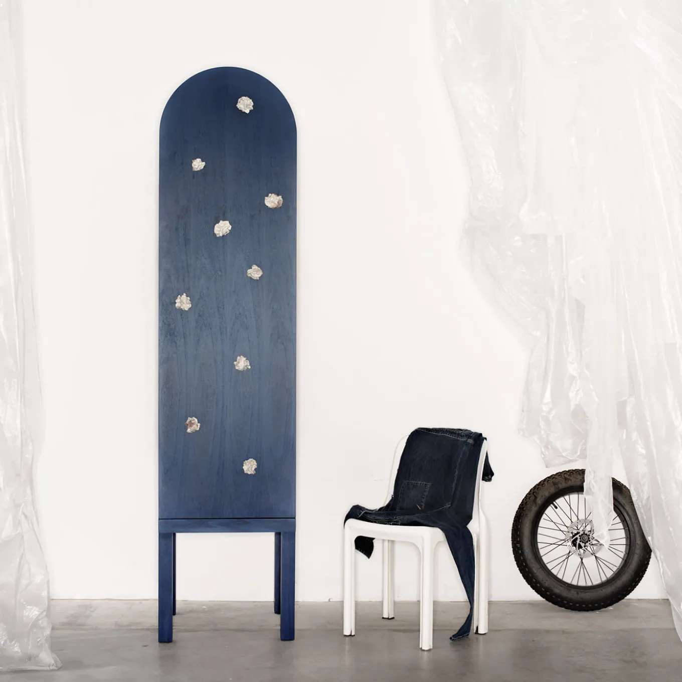 Mobile contenitore blu Blossom con anta singola e inserti in ceramica