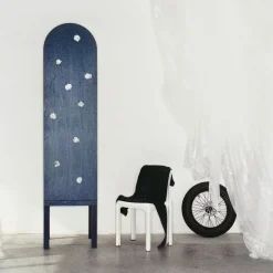 Mobile contenitore blu Blossom con anta singola e inserti in ceramica