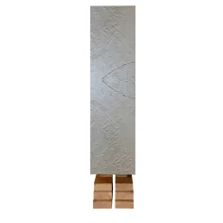 Mobiletto Totem Maya con intonaco grigio di Pietro Meccani