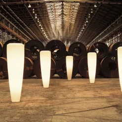 Obice, grande lampada da terra bianca