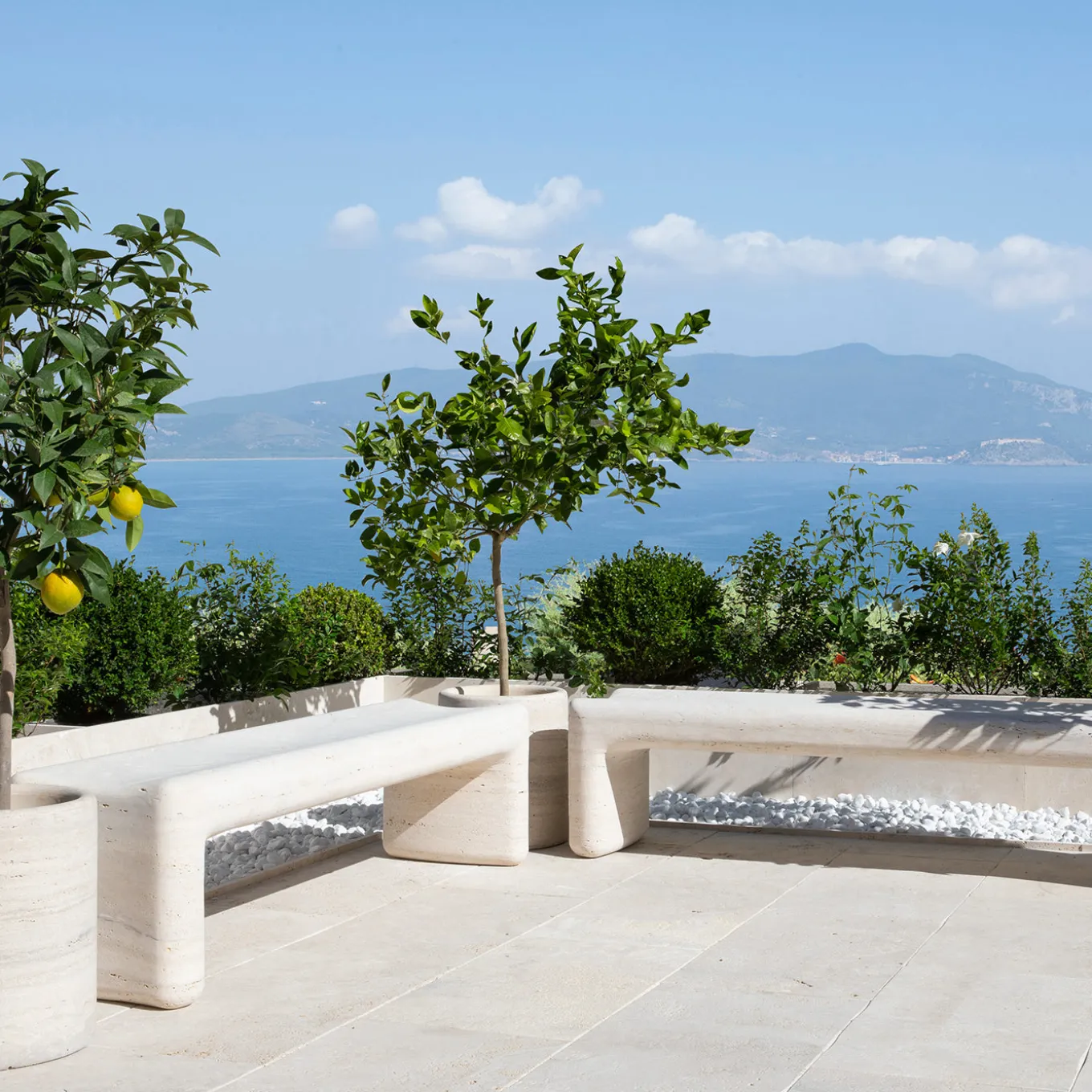 Panca esterna in pietra travertino beige Tinia
