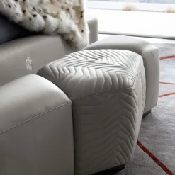 Panca in pelle bianca di Castello Lagravinese Studio