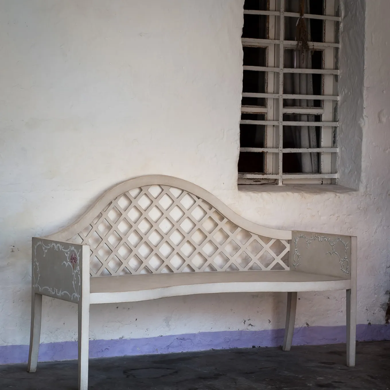 Panchina Lavaredo Settee Textural White and Tulips Decors