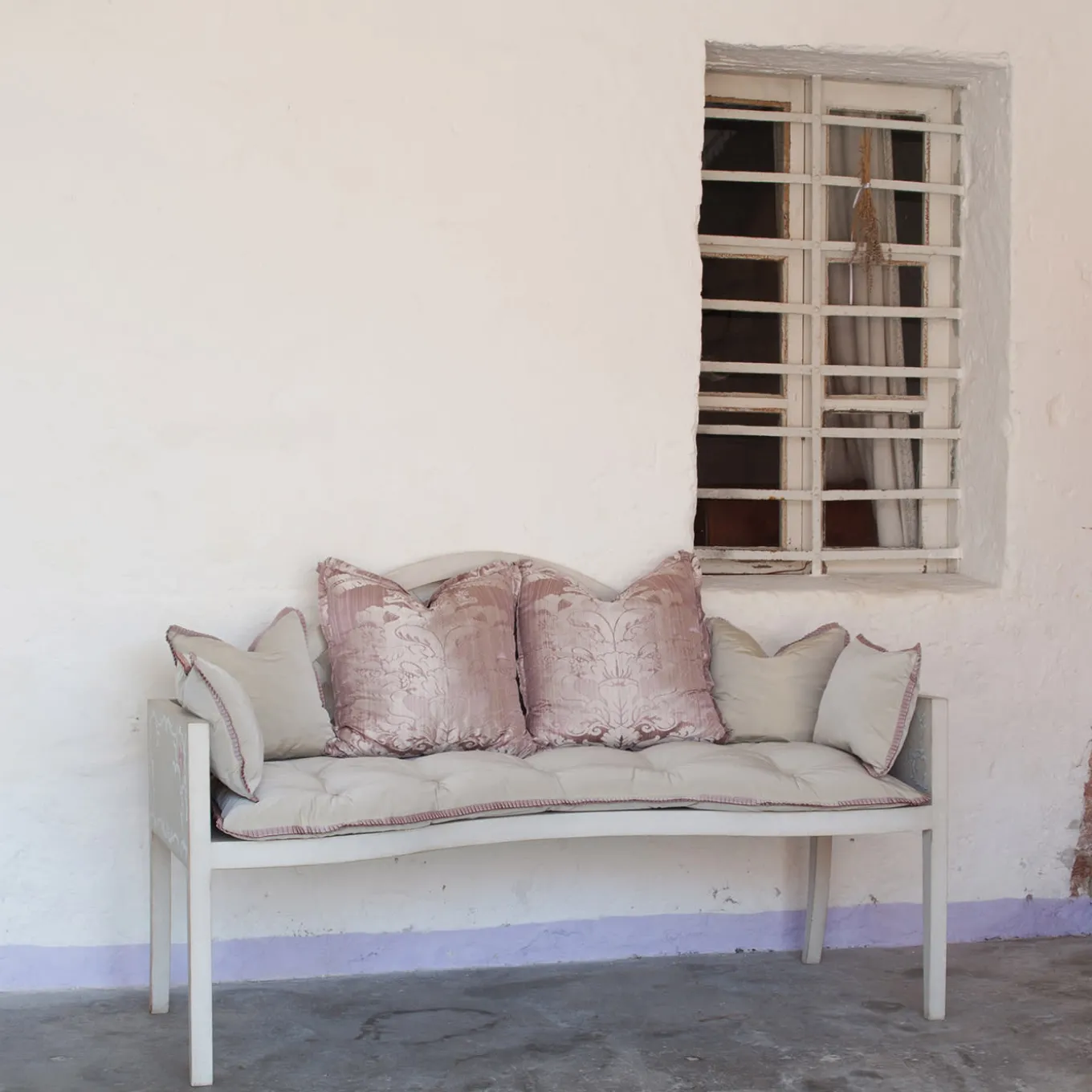 Panchina Lavaredo Settee Textural White and Tulips Decors