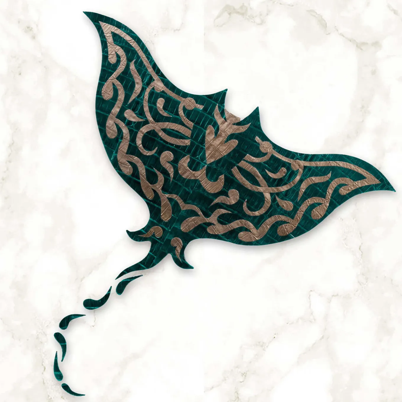 Pannello Decorativo Manta Ray in Marmo Calacatta Oro e Pelle