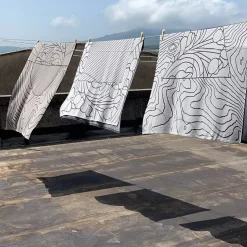 Pensieri 2 Arazzo/coperta grigio di Luca de Bona