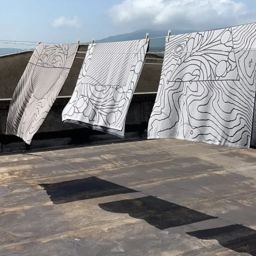 Pensieri 2 Arazzo/coperta grigio di Luca de Bona