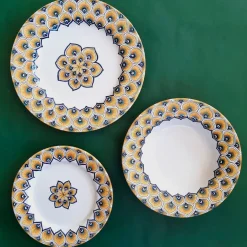 Piatto da dessert con piume di pavone giallo