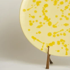 Piatto decorativo in ceramica giallo e crema