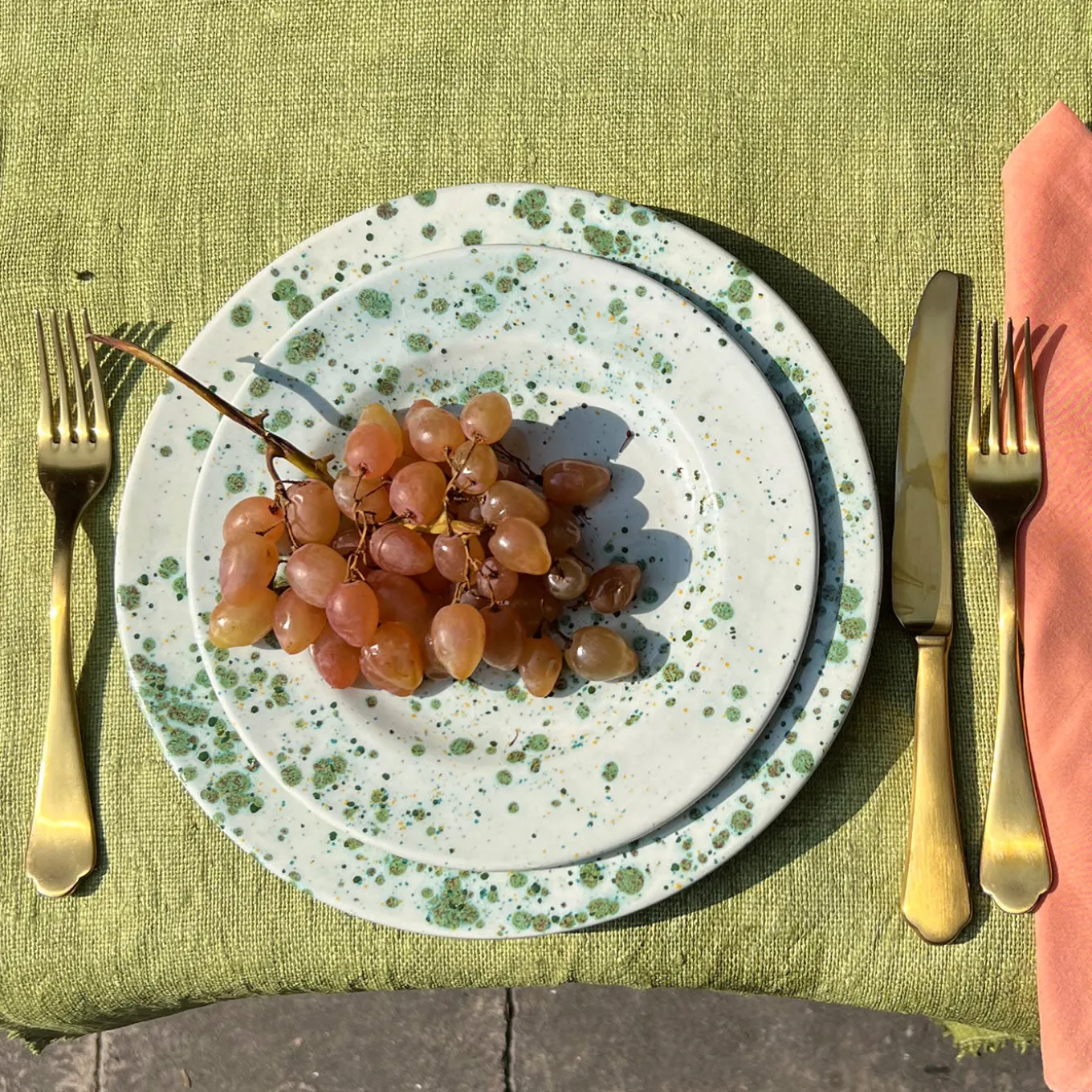 Piatto di frutta verde screziato alle erbe