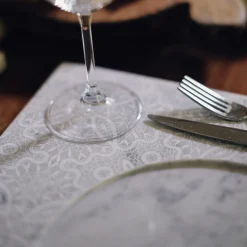 Piatto Q in marmo bianco di Carrara Venezia
